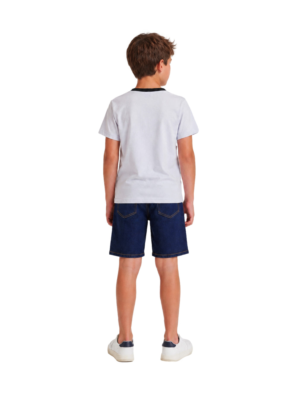Niño vistiendo conjunto de camiseta blanca con estampado de elefante y shorts de mezclilla azul.