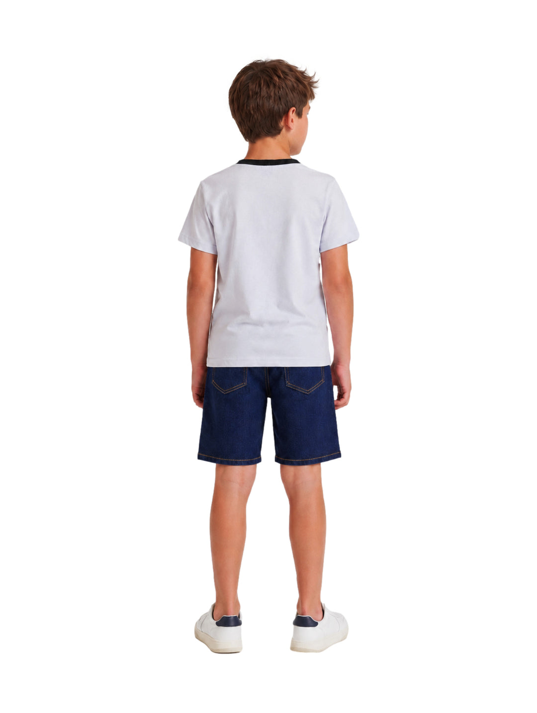 Niño vistiendo conjunto de camiseta blanca con estampado de elefante y shorts de mezclilla azul.