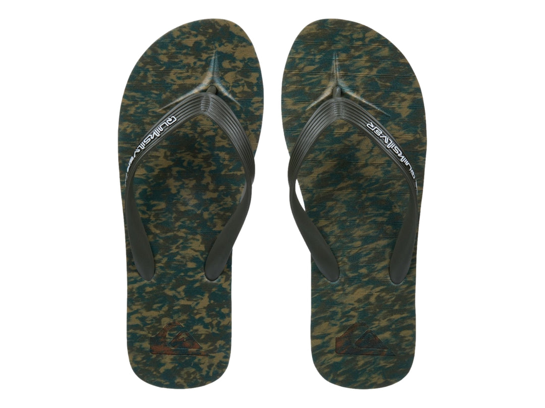 Sandalias Quiksilver Molokai color verde Grape Leaf con suela negra.