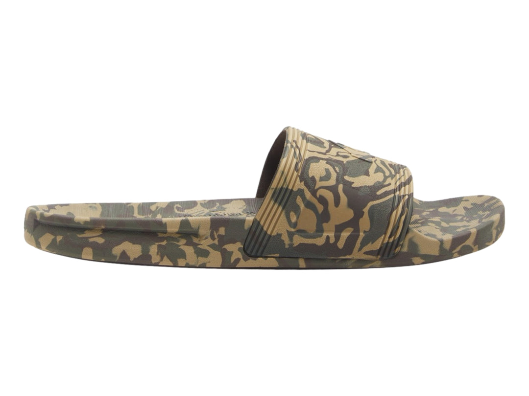 Sandalia tipo slide Quiksilver con estampado de camuflaje en tonos verdes y marrones.