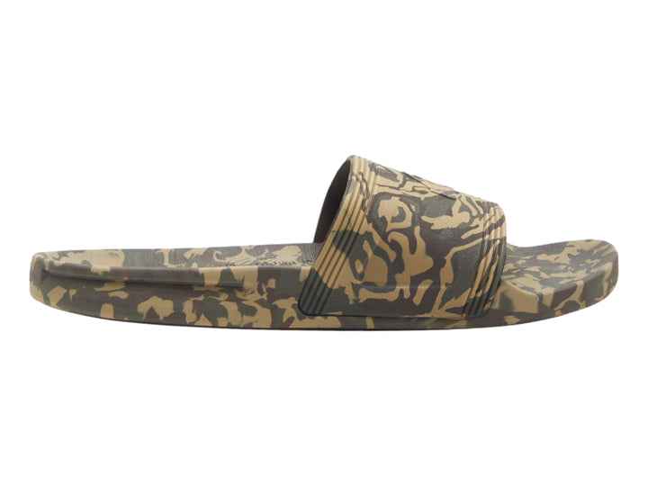 Sandalia tipo slide Quiksilver con estampado de camuflaje en tonos verdes y marrones.