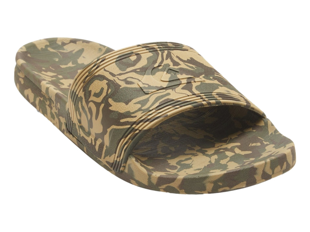 Sandalia tipo slide Quiksilver con estampado de camuflaje en tonos verdes y marrones.