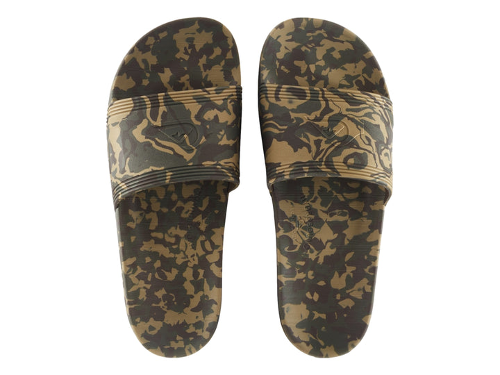 Sandalia tipo slide Quiksilver con estampado de camuflaje en tonos verdes y marrones.