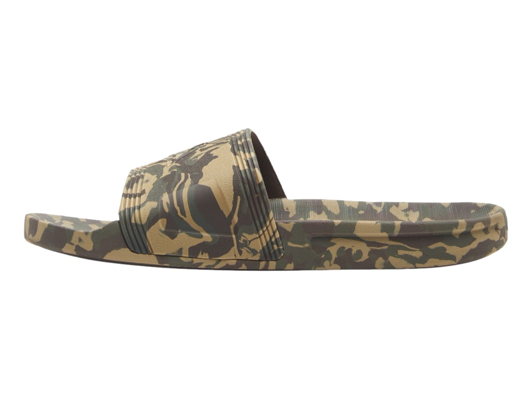 Sandalia tipo slide Quiksilver con estampado de camuflaje en tonos verdes y marrones.