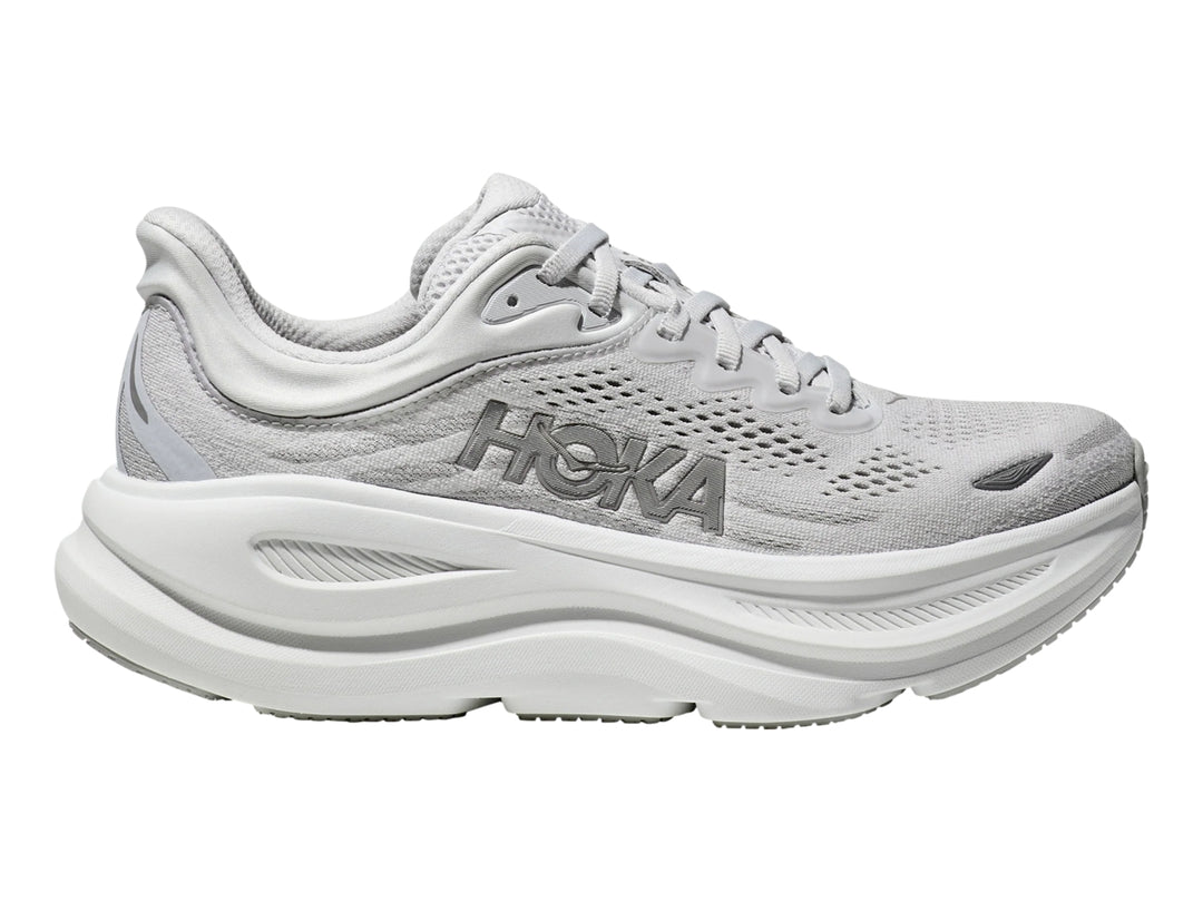 Tenis deportivos HOKA Bondi 9 en color gris con suela blanca ancha y malla transpirable.
