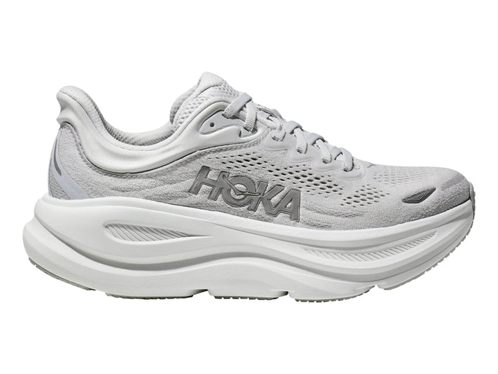 Tenis deportivos HOKA Bondi 9 en color gris con suela blanca ancha y malla transpirable.