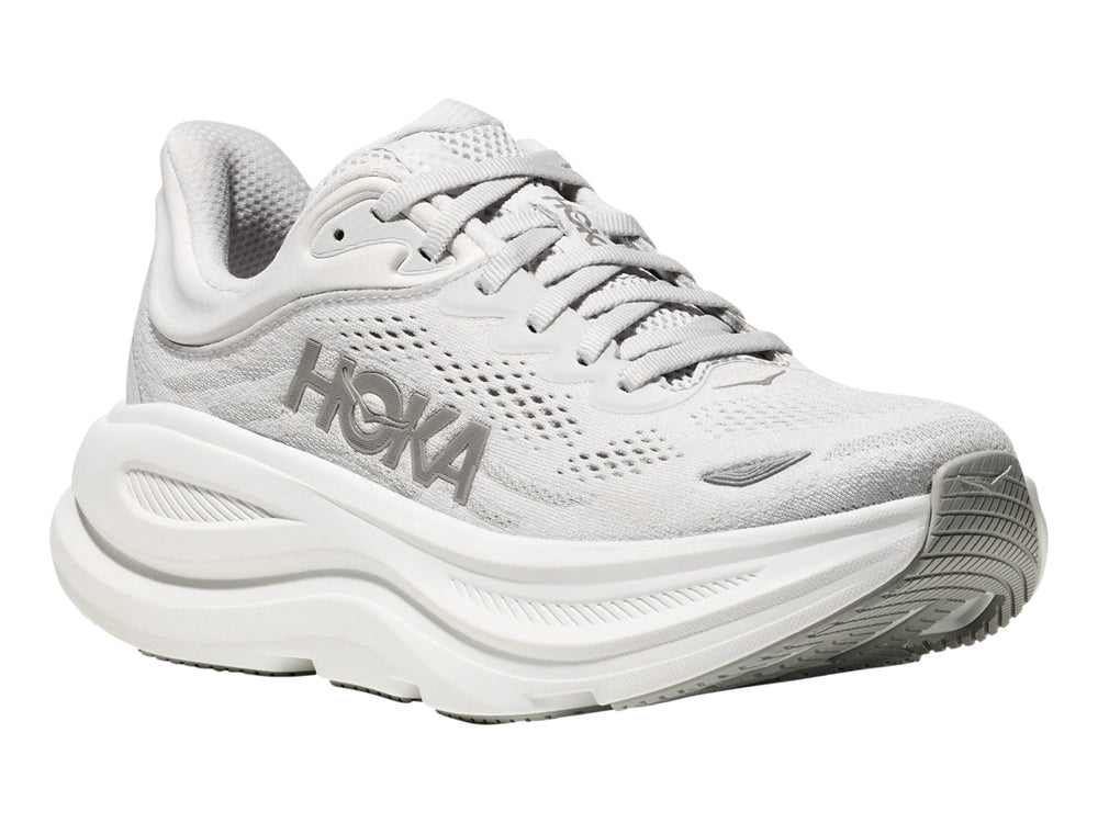 Tenis deportivos HOKA Bondi 9 en color gris con suela blanca ancha y malla transpirable.