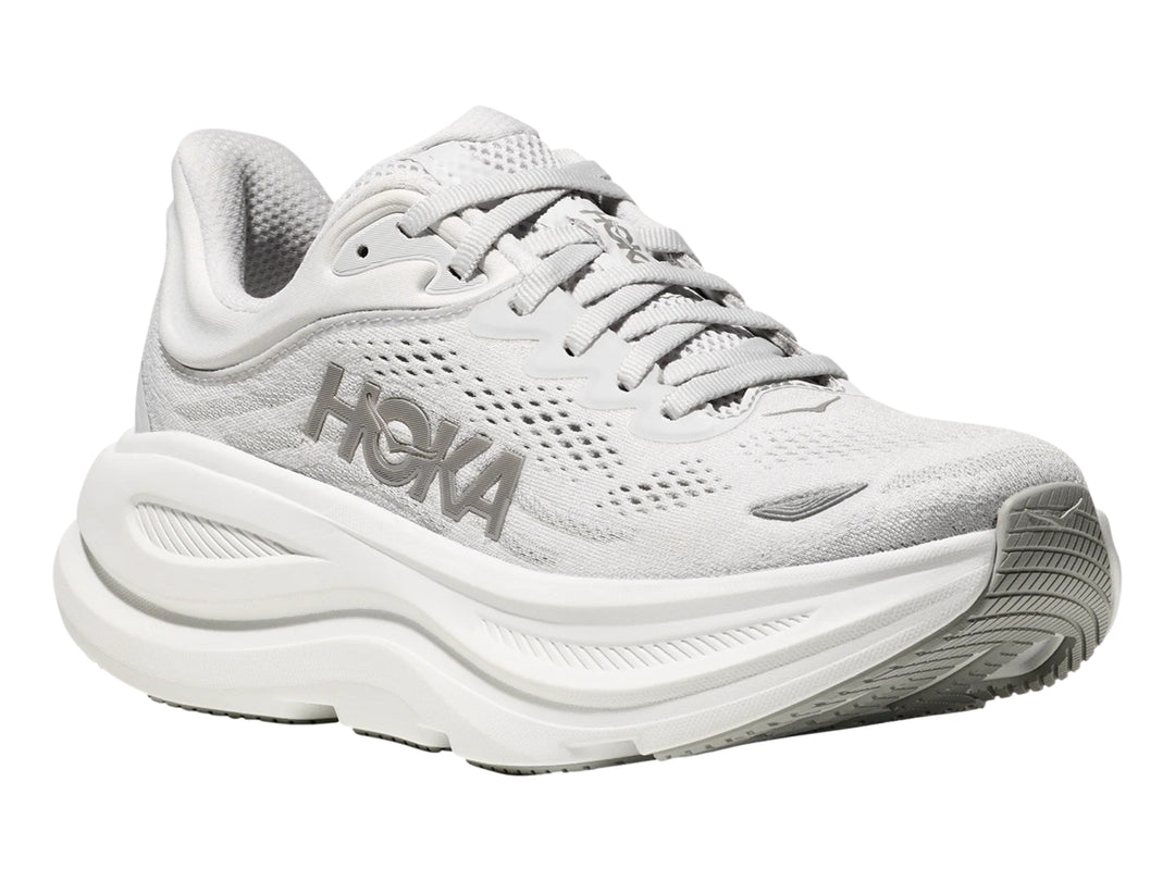 Tenis deportivos HOKA Bondi 9 en color gris con suela blanca ancha y malla transpirable.
