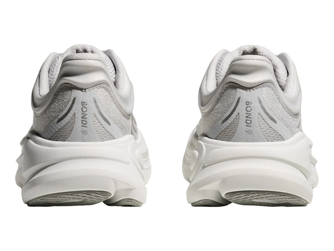 Tenis deportivos HOKA Bondi 9 en color gris con suela blanca ancha y malla transpirable.