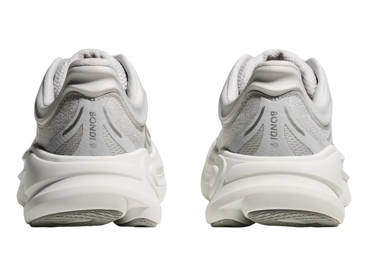 Tenis deportivos HOKA Bondi 9 en color gris con suela blanca ancha y malla transpirable.