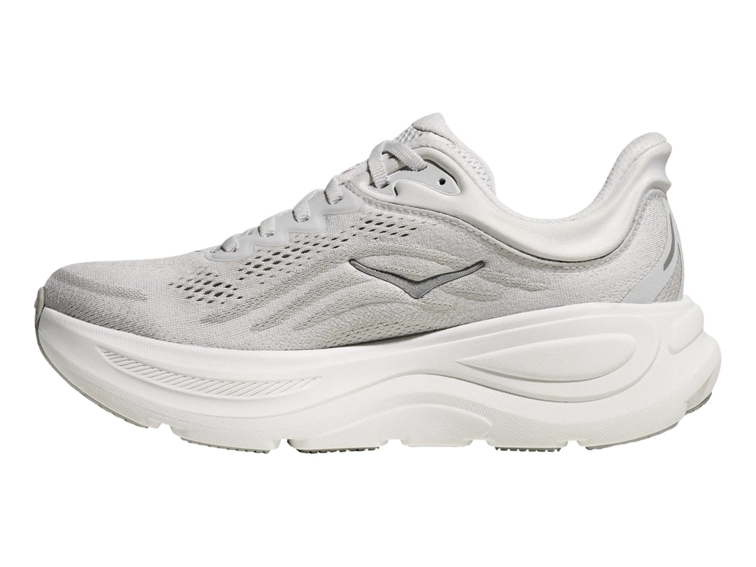 Tenis deportivos HOKA Bondi 9 en color gris con suela blanca ancha y malla transpirable.
