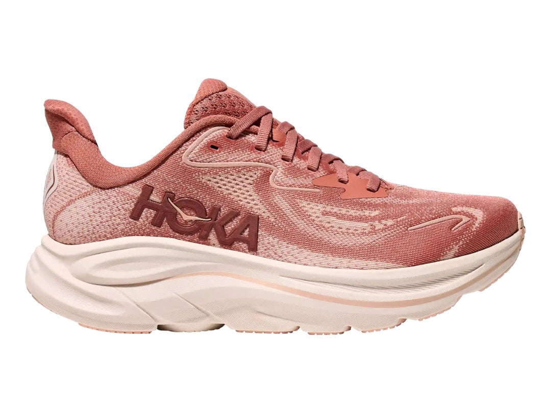 Tenis deportivos Hoka en color rosa con suela gruesa color crema.