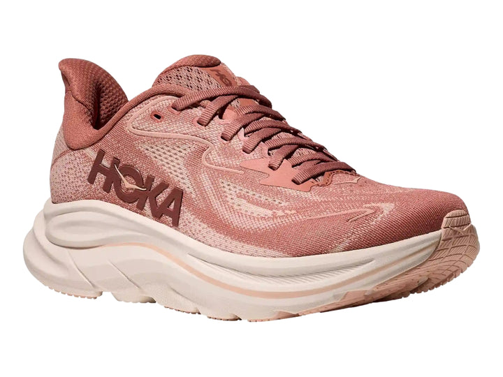 Tenis deportivos Hoka en color rosa con suela gruesa color crema.