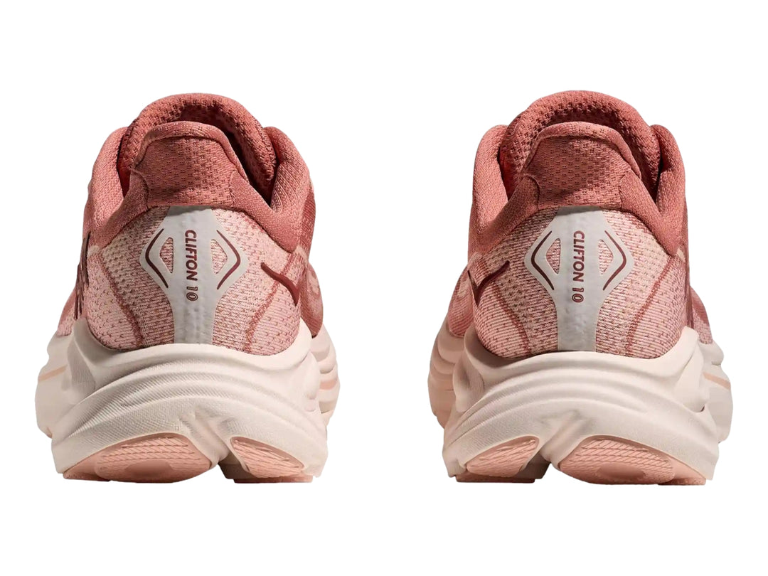 Tenis deportivos Hoka en color rosa con suela gruesa color crema.