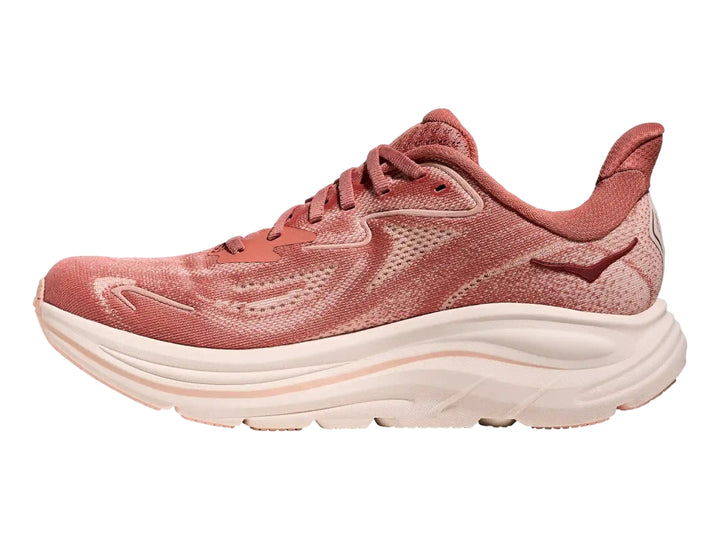 Tenis deportivos Hoka en color rosa con suela gruesa color crema.