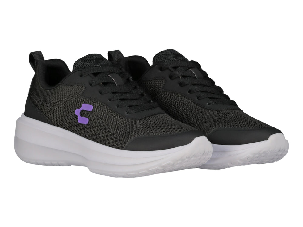 Tenis Charly Road Casual en color negro con suela blanca y detalle de logo morado lateral.