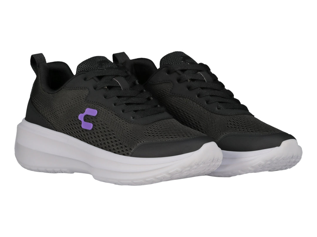 Tenis Charly Road Casual en color negro con suela blanca y detalle de logo morado lateral.