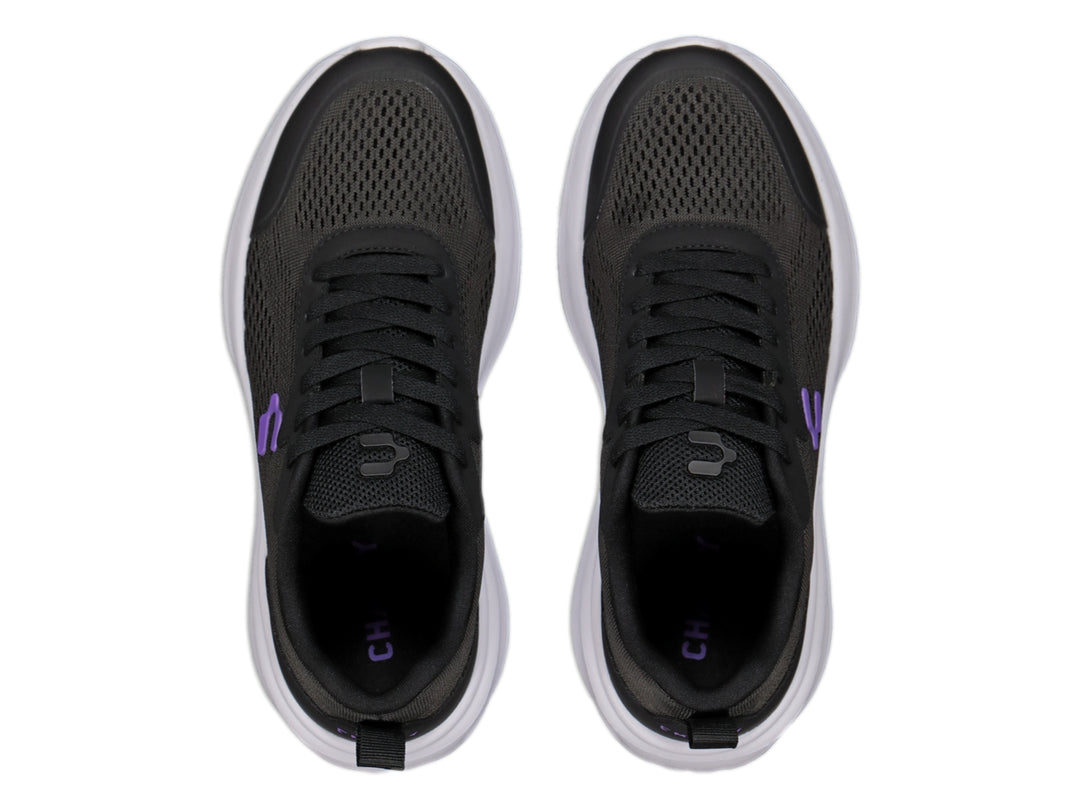Tenis Charly Road Casual en color negro con suela blanca y detalle de logo morado lateral.