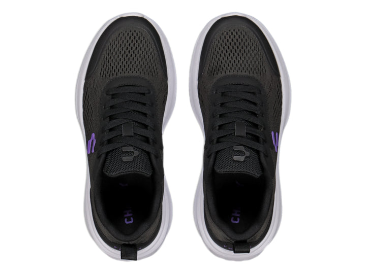 Tenis Charly Road Casual en color negro con suela blanca y detalle de logo morado lateral.
