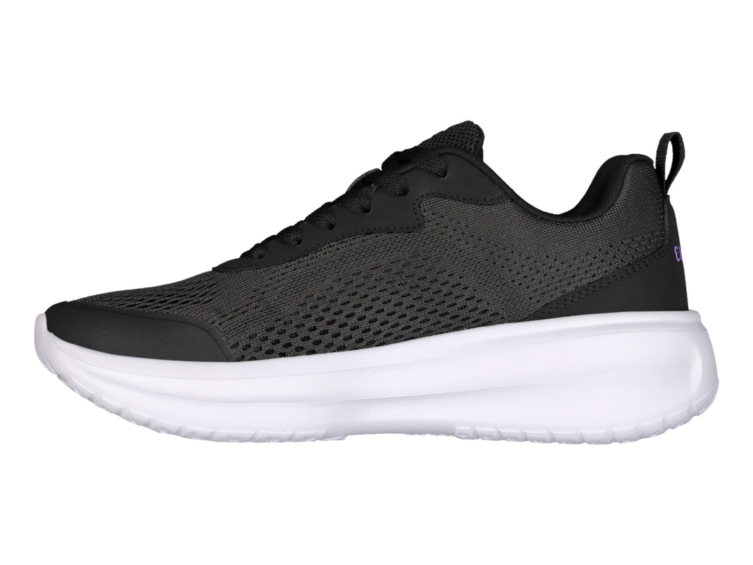 Tenis Charly Road Casual en color negro con suela blanca y detalle de logo morado lateral.