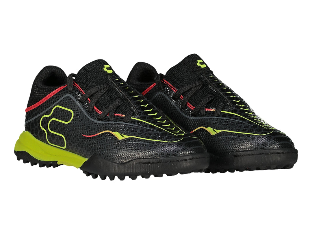 Zapato de fútbol Charly modelo Turf en color negro con detalles en amarillo neón y rojo.