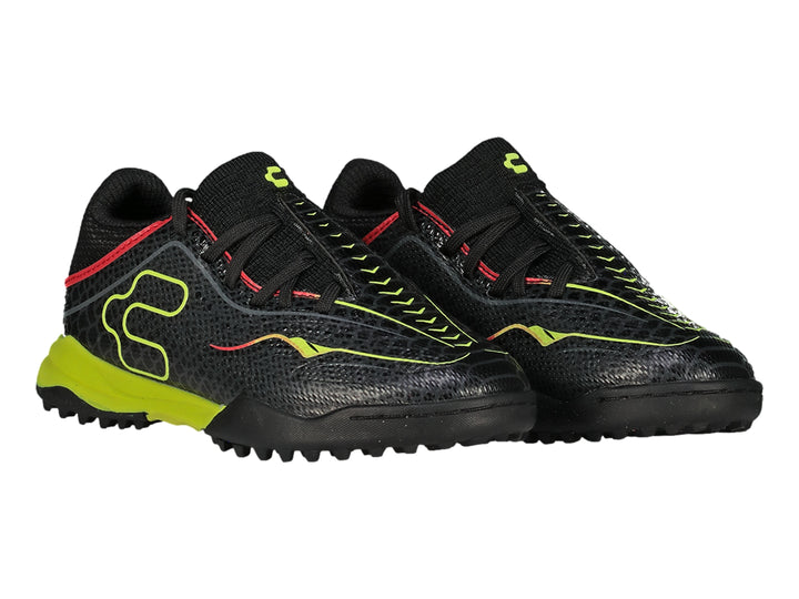 Zapato de fútbol Charly modelo Turf en color negro con detalles en amarillo neón y rojo.