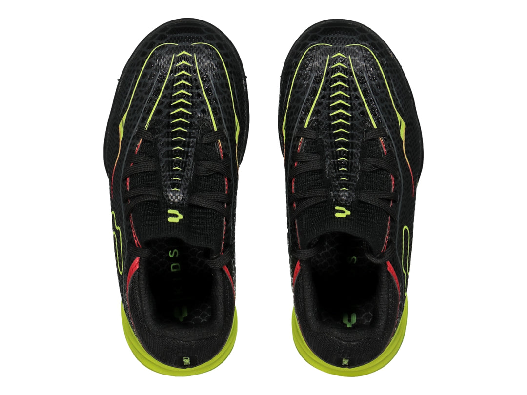 Zapato de fútbol Charly modelo Turf en color negro con detalles en amarillo neón y rojo.