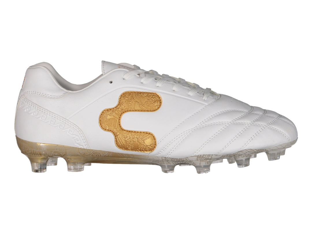 Zapato de fútbol Charly color blanco con detalles en dorado y suela de tacos transparente.