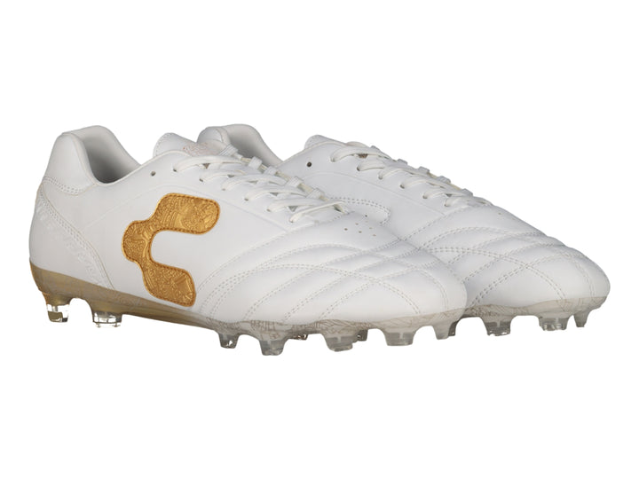 Zapato de fútbol Charly color blanco con detalles en dorado y suela de tacos transparente.
