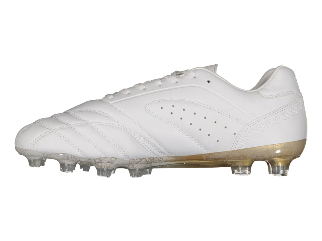 Zapato de fútbol Charly color blanco con detalles en dorado y suela de tacos transparente.