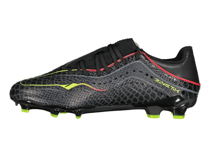 Zapato de fútbol Charly color negro con detalles en amarillo limón y rojo, vista lateral.