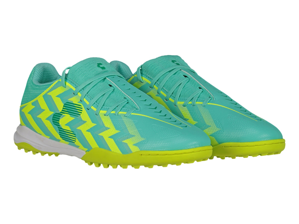 Zapato de fútbol turf Charly color turquesa con patrones zig-zag amarillos y suela amarilla.