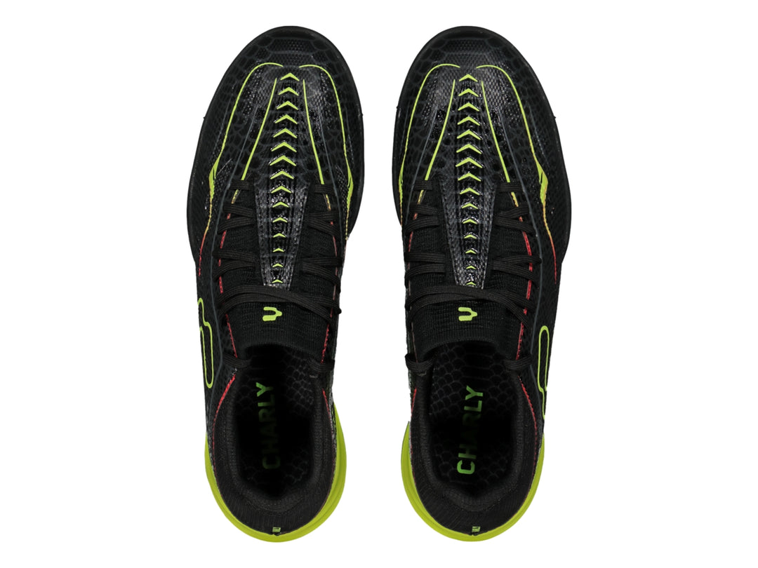 Zapato de fútbol Charly modelo 10 en color negro con detalles en amarillo limón y rojo, suela para césped artificial.