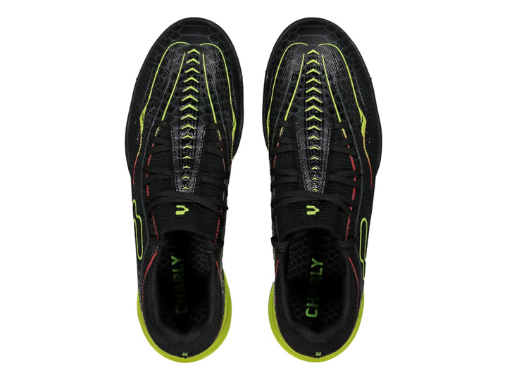 Zapato de fútbol Charly modelo 10 en color negro con detalles en amarillo limón y rojo, suela para césped artificial.