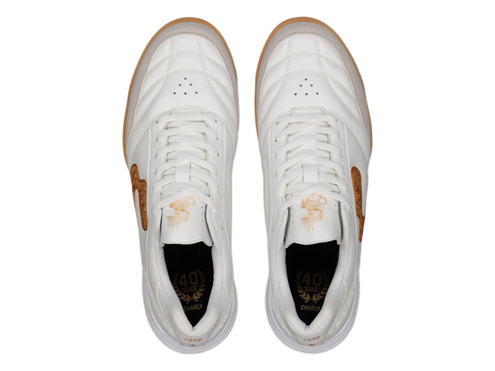 Zapato de fútbol Charly modelo 10 en color blanco con detalles y suela en tono miel para superficies de césped sintético.