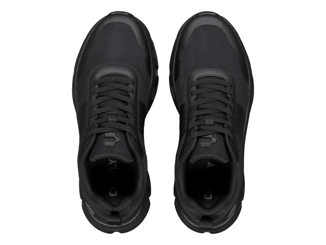 Tenis deportivos Charly color negro con suela robusta y parte superior de malla.