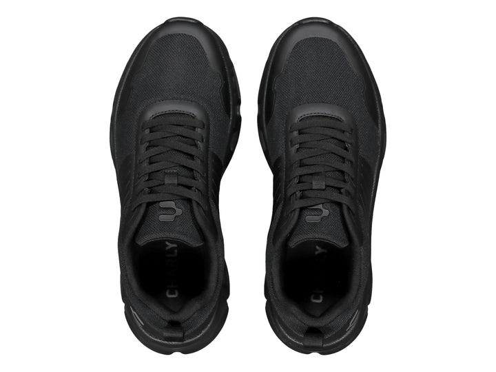 Tenis deportivos Charly color negro con suela robusta y parte superior de malla.