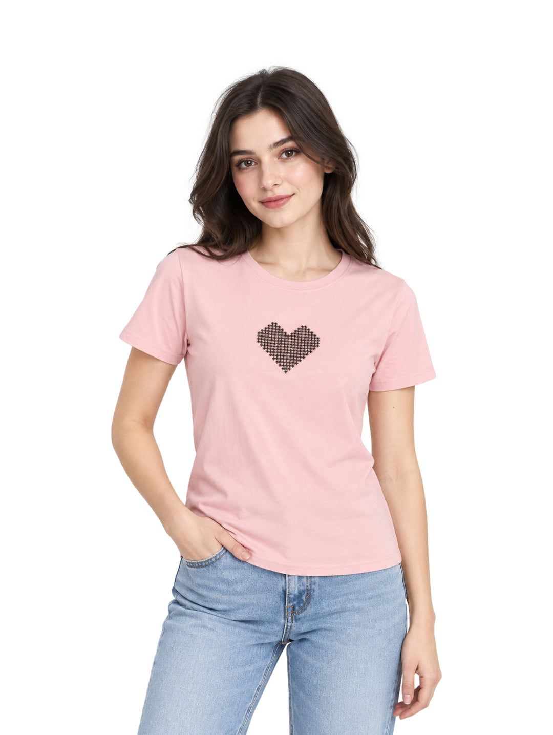 Mujer vistiendo una playera rosa de manga corta con un detalle de corazón negro en el centro.