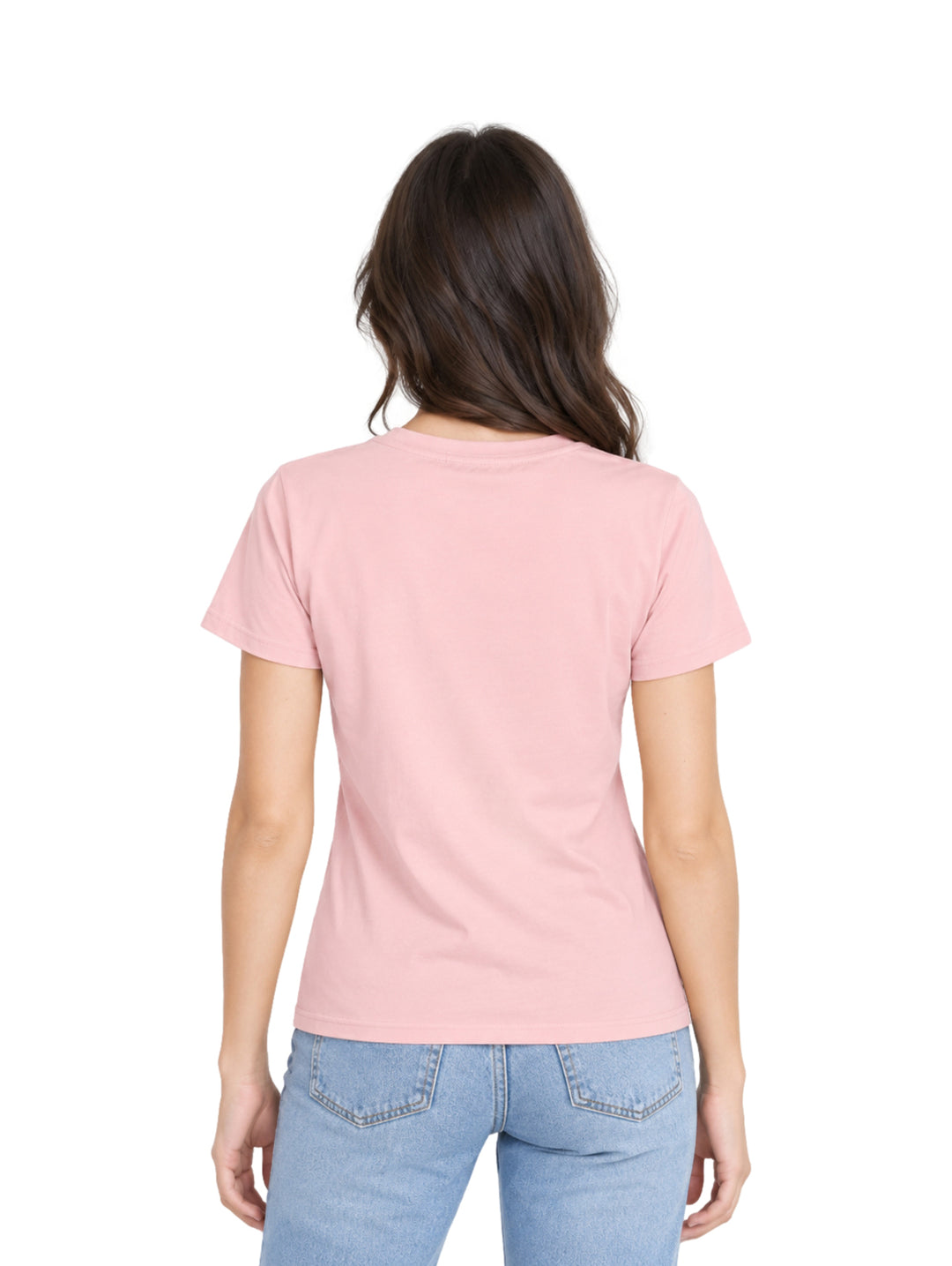 Mujer vistiendo una playera rosa de manga corta con un detalle de corazón negro en el centro.