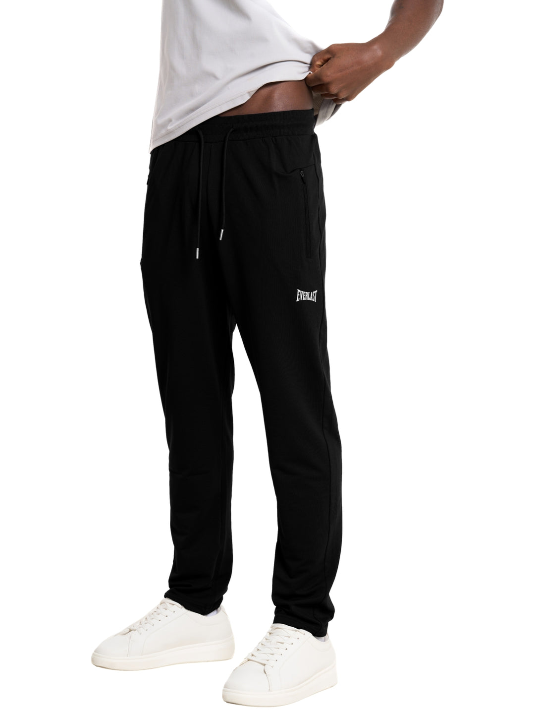 Hombre vistiendo pantalón deportivo negro de la marca Everlast con cordones en la cintura y bolsillo lateral.