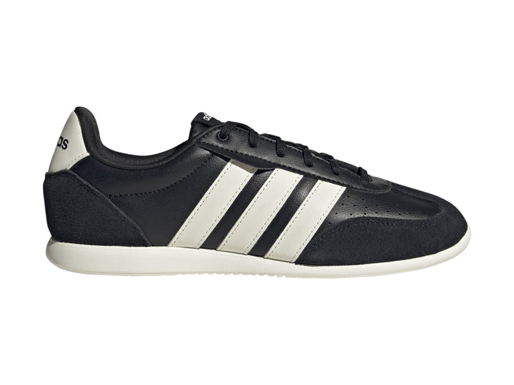 Tenis deportivos Adidas color negro con tres franjas blancas laterales y suela blanca.