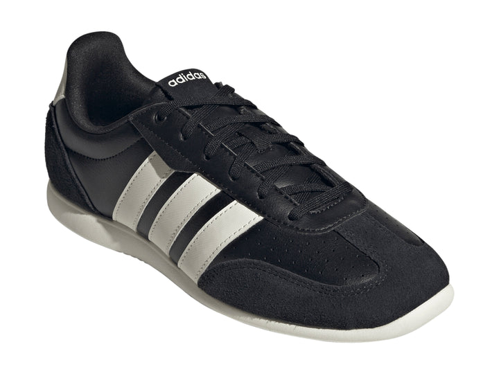 Tenis deportivos Adidas color negro con tres franjas blancas laterales y suela blanca.