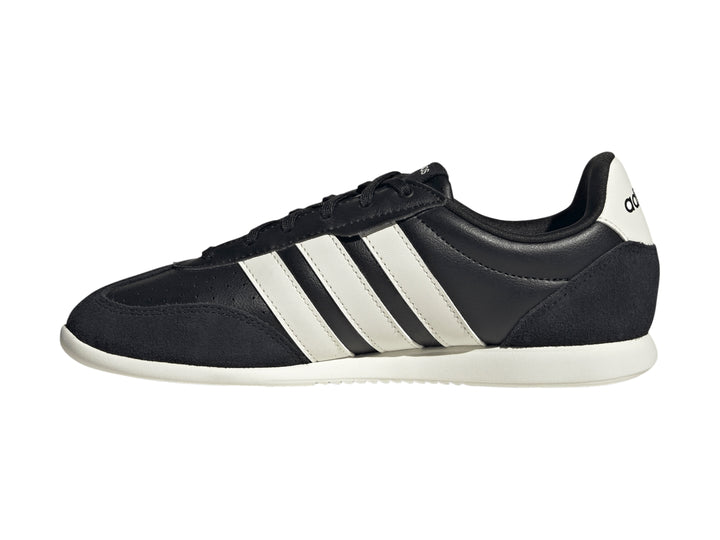Tenis deportivos Adidas color negro con tres franjas blancas laterales y suela blanca.
