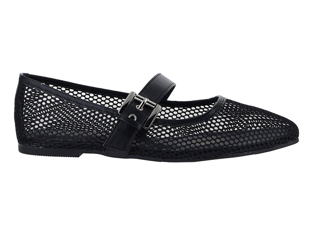 Zapato plano negro con tejido de malla y correa con hebilla metálica.