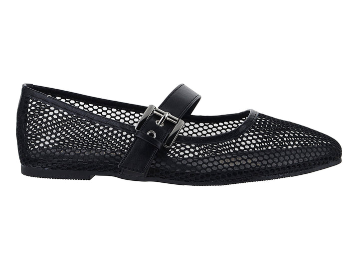 Zapato plano negro con tejido de malla y correa con hebilla metálica.