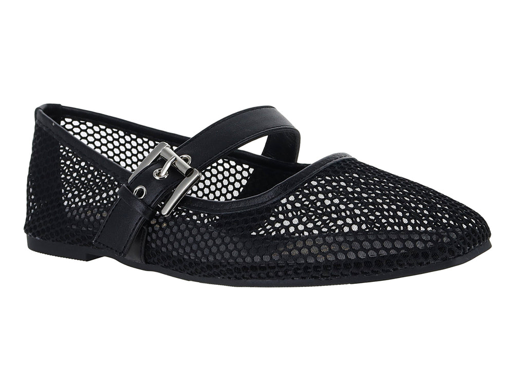 Zapato plano negro con tejido de malla y correa con hebilla metálica.