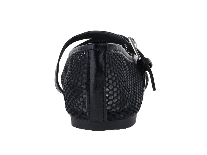Zapato plano negro con tejido de malla y correa con hebilla metálica.