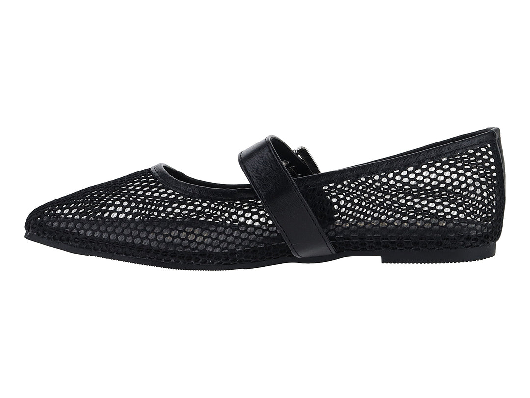 Zapato plano negro con tejido de malla y correa con hebilla metálica.