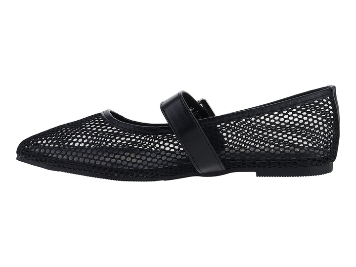 Zapato plano negro con tejido de malla y correa con hebilla metálica.