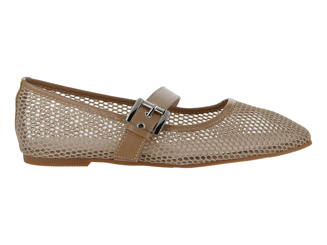 Zapato plano color beige para mujer con diseño de tejido perforado y correa con hebilla plateada.